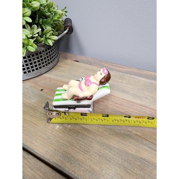 Vintage Ceramic Bikini Lady in Chair Hinged Stash Box Summer Trinket Container - Picture 8 of 8